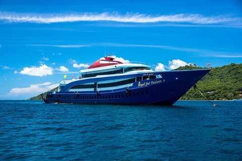 Ilhas Phi Phi por Royal Jet Cruiser: passeio de um dia elegante com almoço