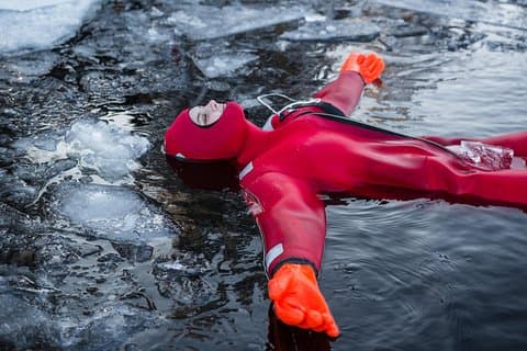 Arktisches schwimmendes Eis - schwimmender Tag
