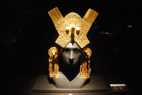 Larco Museum Complete Guided Tour with Transfers (Small Group)