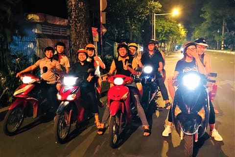 Experiencia turística a medianoche por la ciudad en moto en HCMC