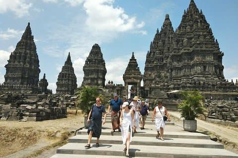 PRIVÉ-AUTO VERHUUR MET GIDS ALLEEN IN YOGYAKARTA. ( max 10 uur )