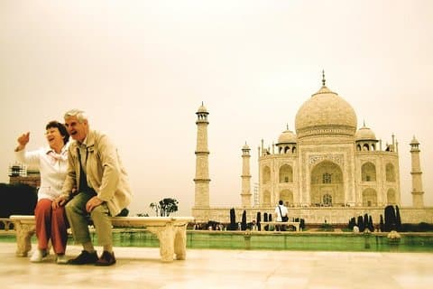 Transfiera Delhi a Agra en automóvil AC con Taj Mahal y Agra Fort Visit