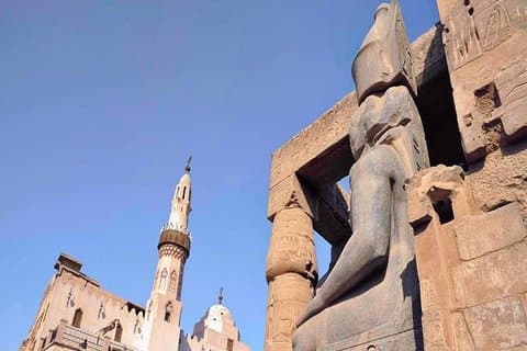 Turnera på turistmarknaden i Luxor och moskén i Sidi Abou El Haggag Luxor