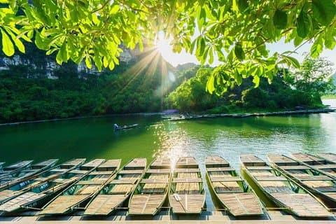 Excursión de un día de lujo a Ninh Binh: Hoa Lu Trang An, navegación en la cueva Mua