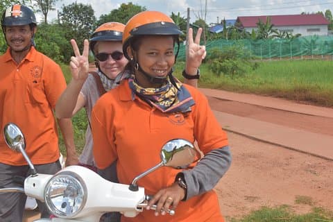 Excursão de Vespa pela vida matinal no campo