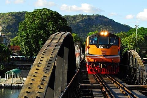 バンコク-カンチャナブリ : クワイ川-デス鉄道-列車の旅ランチ