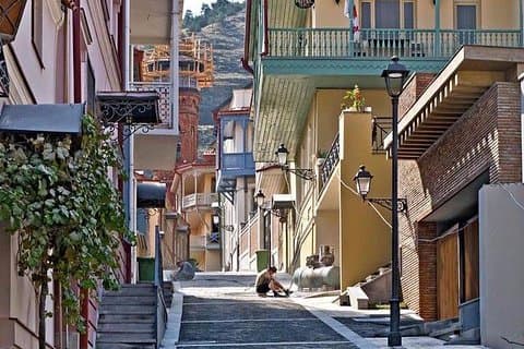 Visite privée à pied de la ville de Tbilissi, trajet en téléphérique jusqu'à la forteresse de Narikala