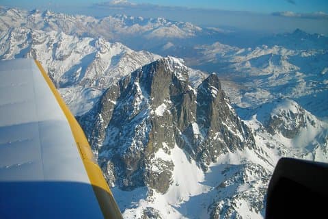 Voo turístico privado sobre Toulouse e os Grandes Pirineus