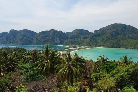 En dag Phi Phi Islands tur med stor båt från Phuket