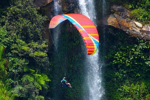 Fantastisk ATV 1,5 time + fantastisk PARAGLIDING over gigantiske vandfald fra MEDELLIN
