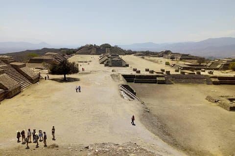 Passeio pelo Monte Albán com oficinas de alebrijes e argila preta.