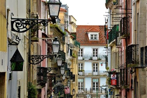Discovery Walk nel Bairro Alto e Bica di Lisbona: figure divertenti e viste favolose