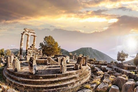 Delfos, viagem ao "centro do mundo antigo" de Atenas