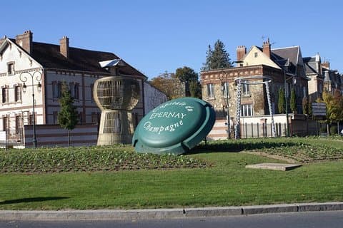 Trasferimento privato di andata e ritorno di 10 ore a Champagne Epernay da Parigi. Migliore offerta!