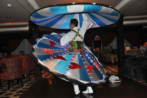 Tour notturno del Cairo sul fiume Nilo con spettacolo di danza del ventre da Giza o dal Cairo.