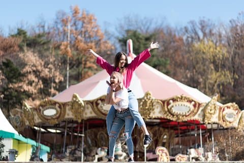 Privates Fotoshooting in einem verlassenen Themenpark in Seoul mit einem Fotografen