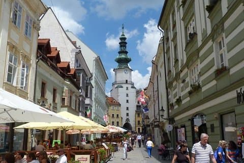 Bratislava, excursão privada de um dia de Budapeste com Guia!