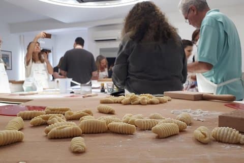 Aula de culinária e almoço com massas em Taormina