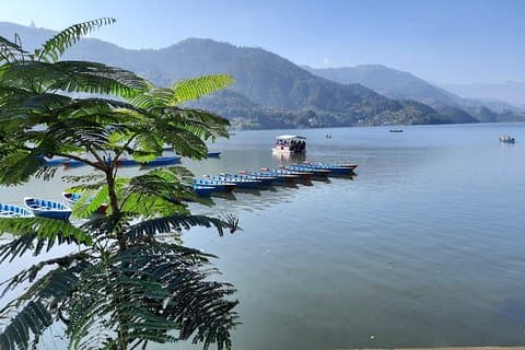 Explora 8 lagos en Pokhara