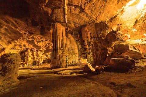Postojna Cave & Predjama Castle Tour (bis zu 8 Personen)