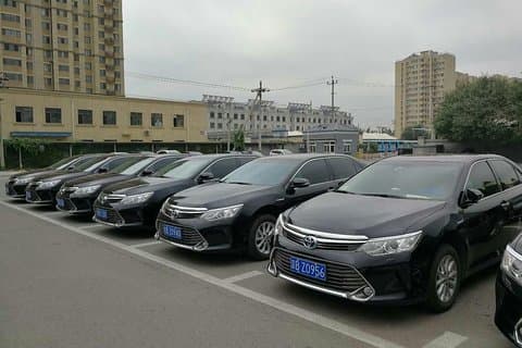 Private high-end made-to-measure airport pick up & drop off VIP service