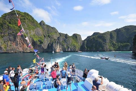 Prachtige reis naar de Phi Phi-eilanden met de veerboot vanuit Phuket