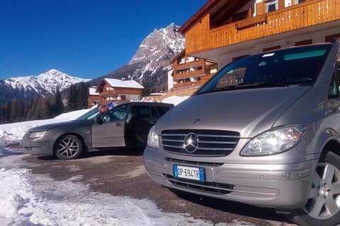 Privater Transfer vom Flughafen Venedig nach Cortina, Dolomiten, Chauffeur-Service