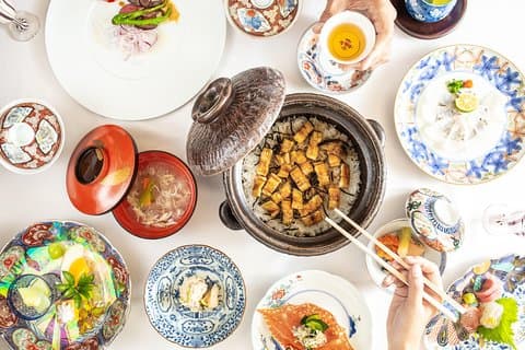 Njut av en lyxig kaisekilunch med porslinsbestick av Arita som symboliserar tiderna och besöka Genemon Kiln