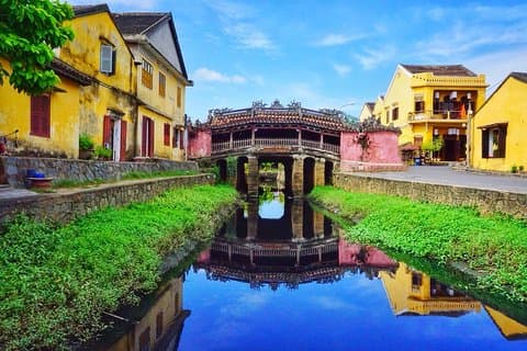 Visite de la ville de Hoi An – Promenade en bateau – Libération d'une lanterne fleurie sur la rivière