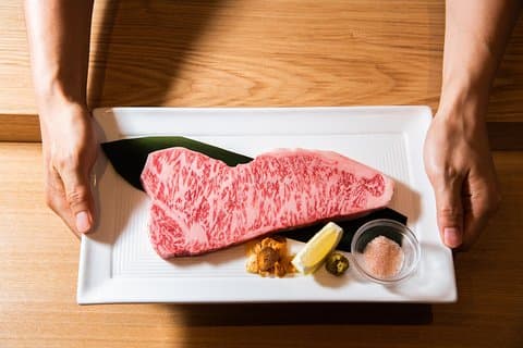 Maridaje de Wagyu y Sake en Shinjuku: Filete, Shabu-Shabu y más