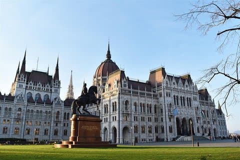 Budapest's District V by spill: nysgjerrig skulpturell reise