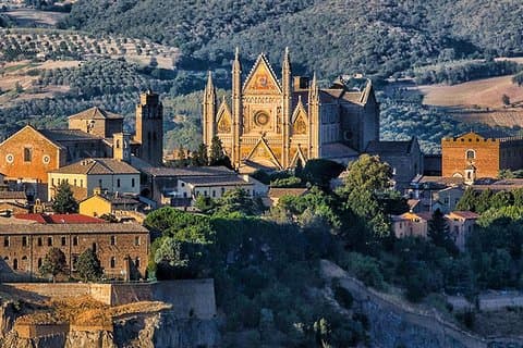 Traslado privado de ida desde Florencia a Roma con 2 horas de parada en Orvieto