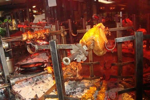 肉食動物体験 ランチまたはディナー (オプションのケニアのボーマス)