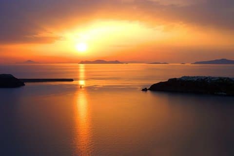 Coucher de soleil à Santorin à bord