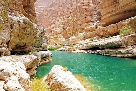 Wadi Shab y Wadi Tiwi; Playa de aletas y ciudad de Sur