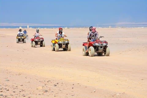 Tour del mare e del deserto in quad di 2 ore nella baia di Makadi