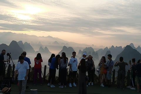 Halvdagers selvstyrt Yangshuo Xianggong-bakke Soloppgang og Yulong Bamboo Boat Tour