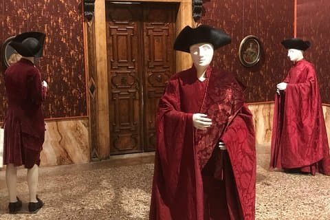 Tour privato: tessuti e profumi