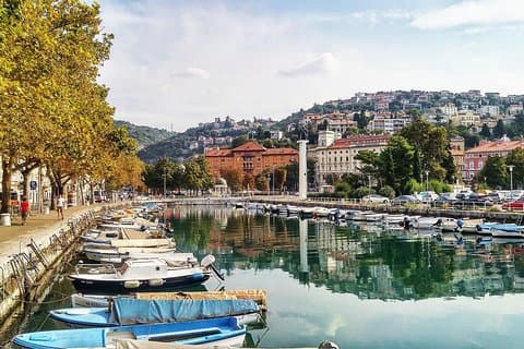 Transfert privé de Rijeka à Zagreb (aéroport, hôtel, centre)