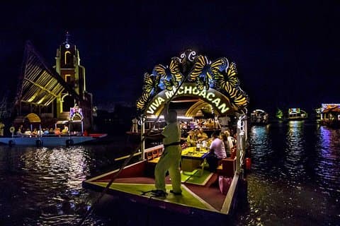 Festa messicana Xoximilco: esperienza con marimba e mariachi.
