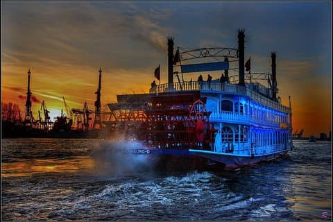 Hamburg Light Cruise 90 minutes – Speicherstadt & Hafen at night