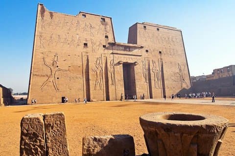 Traslado a Luxor desde Asuán y visita a los templos de Kom Ombo y Edfu.
