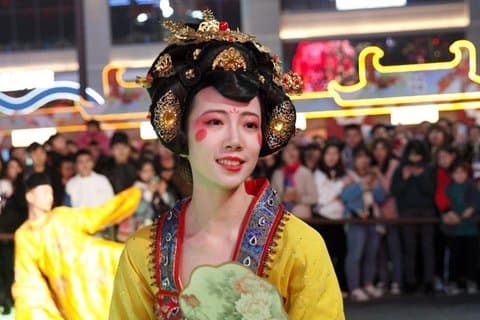 Xian Night Food & Leisure Tour: Hot Pot & Big Wild Goose Pagoda Square