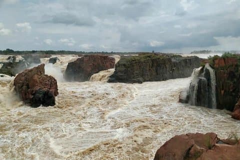 Cachoeira de Raneh perto de Khajuraho (carro)