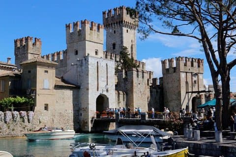 Traslado privativo Veneza-Milão, escala Verona, Sirmione, serviço de motorista