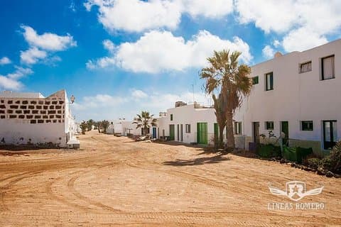 La Graciosa a tuo piacimento (trasferimento in autobus e biglietto del traghetto di ritorno)