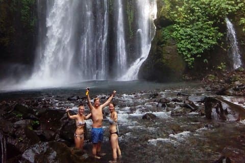 Wasserfälle unter dem Berg Rinjani