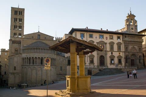 Private car trip to Arezzo and Cortona from Florence (10 h)