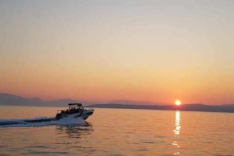 Luchthaventransfer met speedboot naar stad Hvar (watertaxi-transfer)