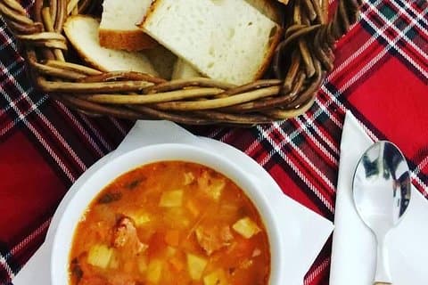 Traditionelles Mittagessen und private Altstadttour mit einem lokalen Guide